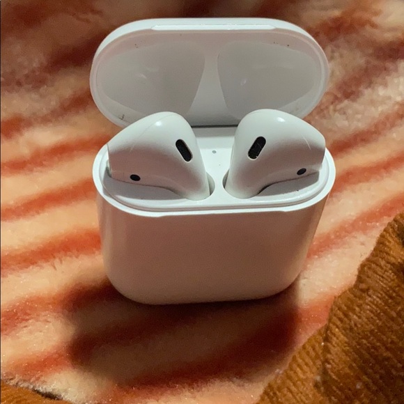 Apple AirPods with Charging Case - Picture 4 of 4